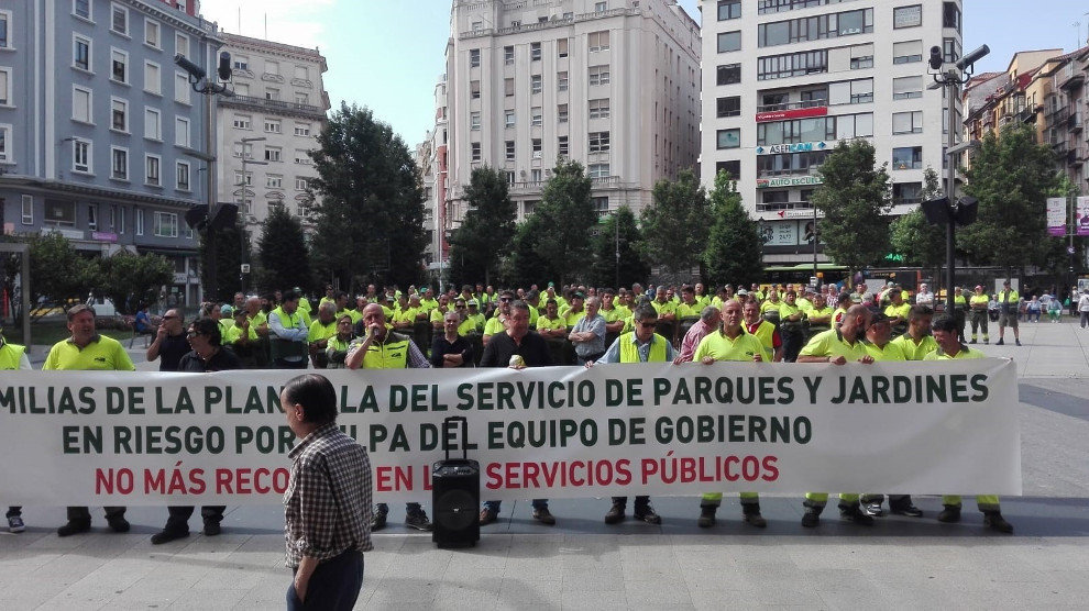 Manifestación y concentración de los trabajadores de Parques y Jardines de Santander