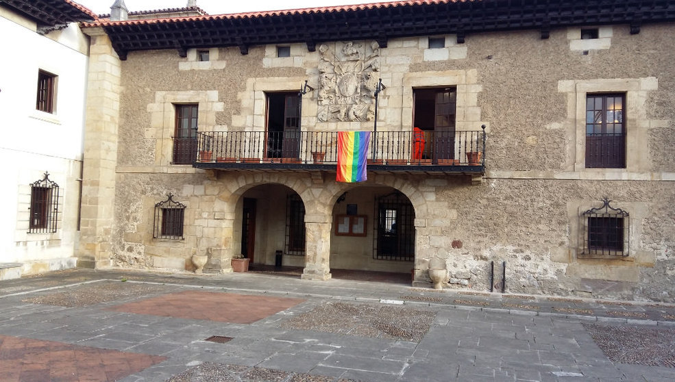 Ayuntamiento de Camargo con la bandera LGTBI