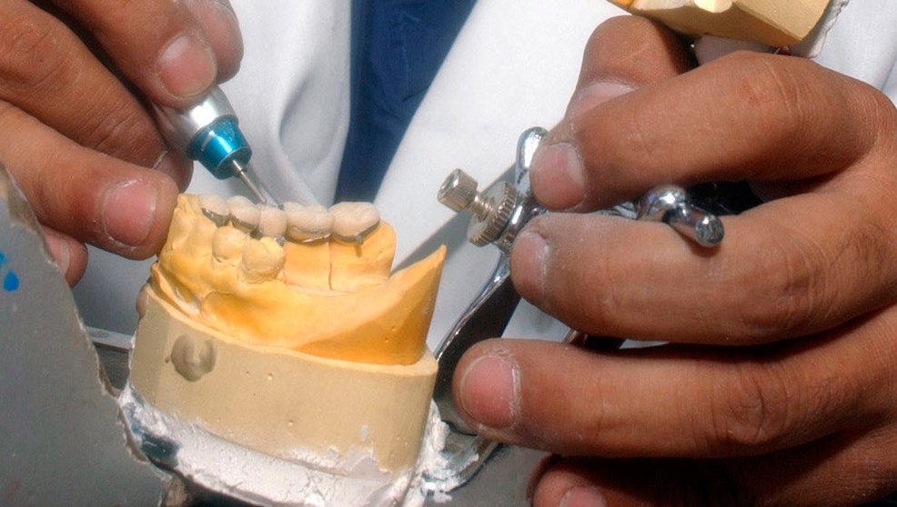 El protésico dental ha sido condenado por no contar con la prescripción de un médico especialista