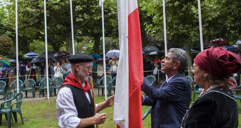 Miguel Ángel Revilla iza la bandera de Cantabria en el Día de la Comunidad en Cabezón de la Sal