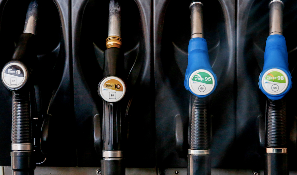 Mangueras de una máquina expendedora de carburante en una gasolinera de Madrid