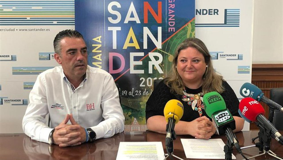 El coordinador de eventos del Ayuntamiento de Santander, Javier Gallego, junto a la concejala de Dinamización Social, Lorena Gutiérrez