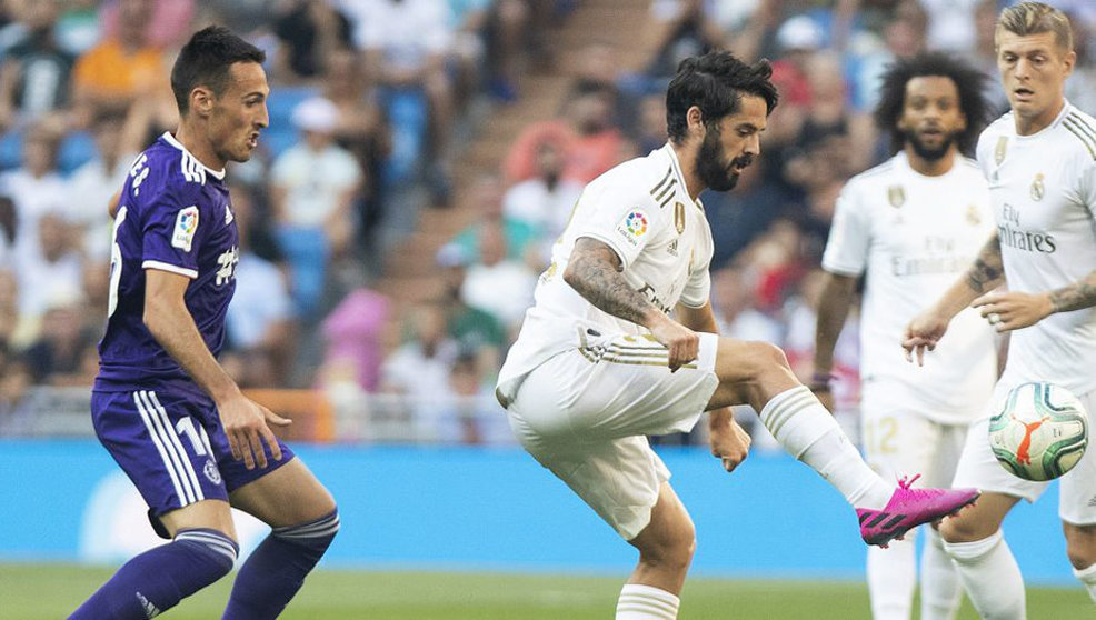 Fede San Emeterio presionando a Isco en la lucha de un balón | Foto: Real Valladolid