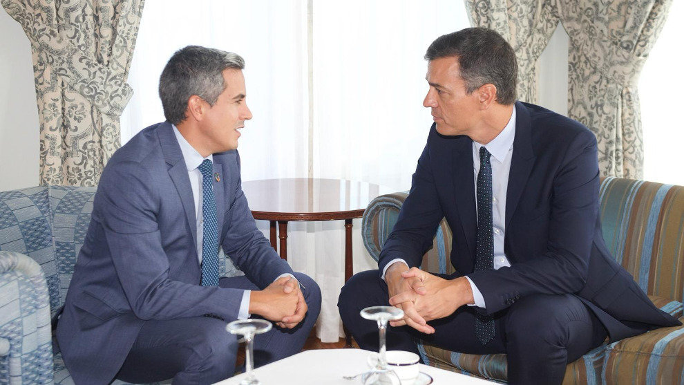 El vicepresidente del Gobierno de Cantabria, Pablo Zuloaga, y el presidente del Estado, Pedro Sánchez