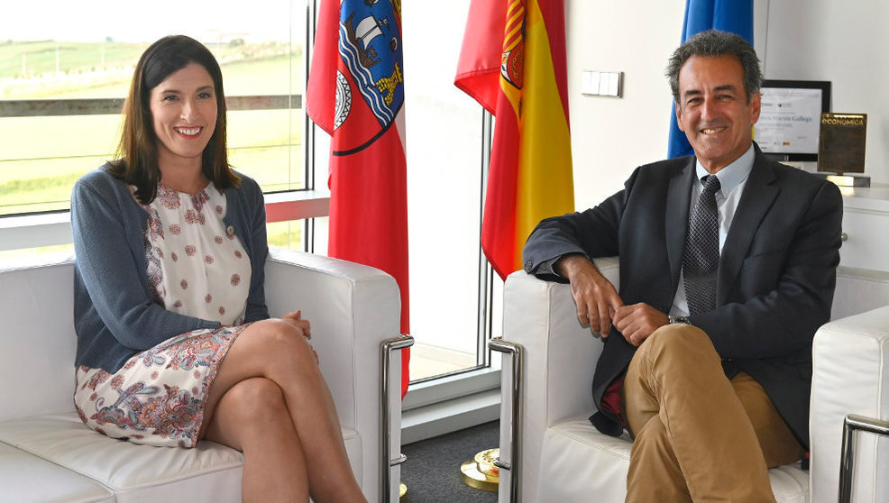 Reunión de la alcaldesa de Santander, Gema Igual, con el consejero de Innovación, Industria, Transporte y Comercio, Francisco Martín