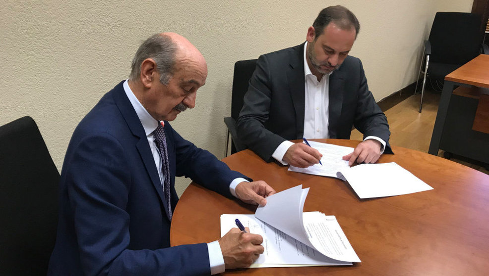 José María Mazón y José Luis Ábalos firman el acuerdo entre PRC y PSOE