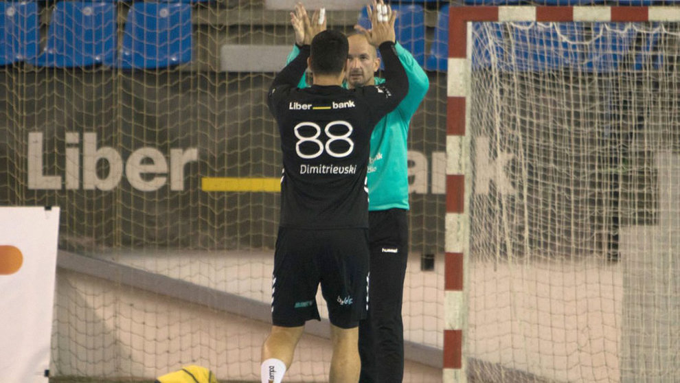 Darko Dimitrievski y Mile Mijuskovic durante un partido del BM Sinfín | Foto: Ángela Rojo