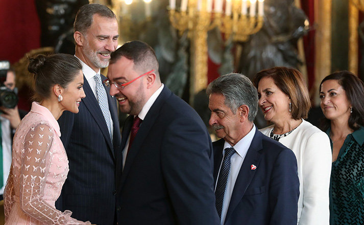 Revilla saluda a los Reyes en la recepción oficial celebrada en el Palacio Real (FOTO: EFE)