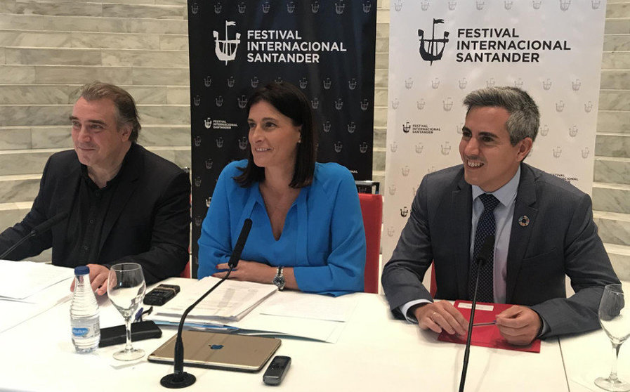El ex director artístico del FIS, Jaime Martín, la alcaldesa de Santander, Gema Igual, y el consejero de Cultura, Pablo Zuloaga