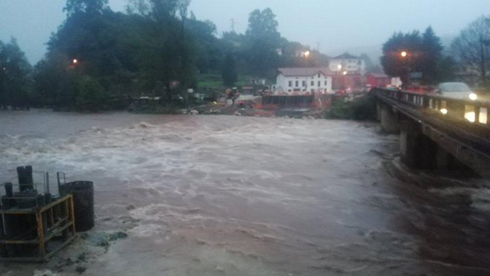 El río Saja a su paso por Villanueva de la Peña, en el municipio de Mazcuerras, durante el temporal de octubre | Foto: Javi Linares (Twitter)