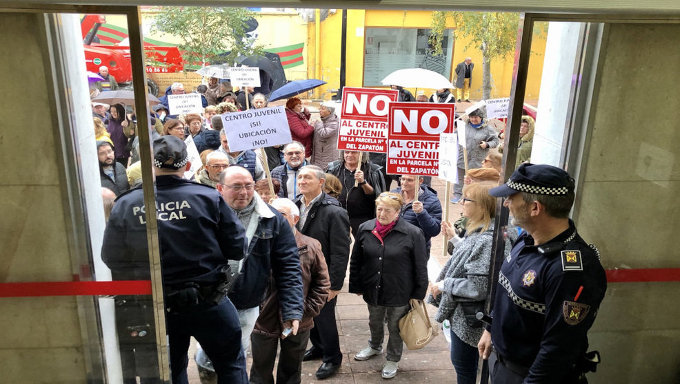 Protesta de los vecinos en el Pleno de Torrelavega de noviembre