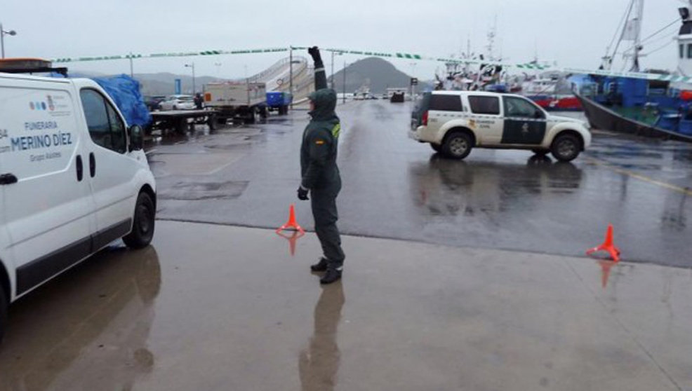 Agentes de la Guardia Civil controlan el acceso al puerto de Santoña | Foto: Público
