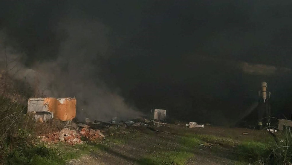 Incendio en un vertedero en La Penilla de Cayón