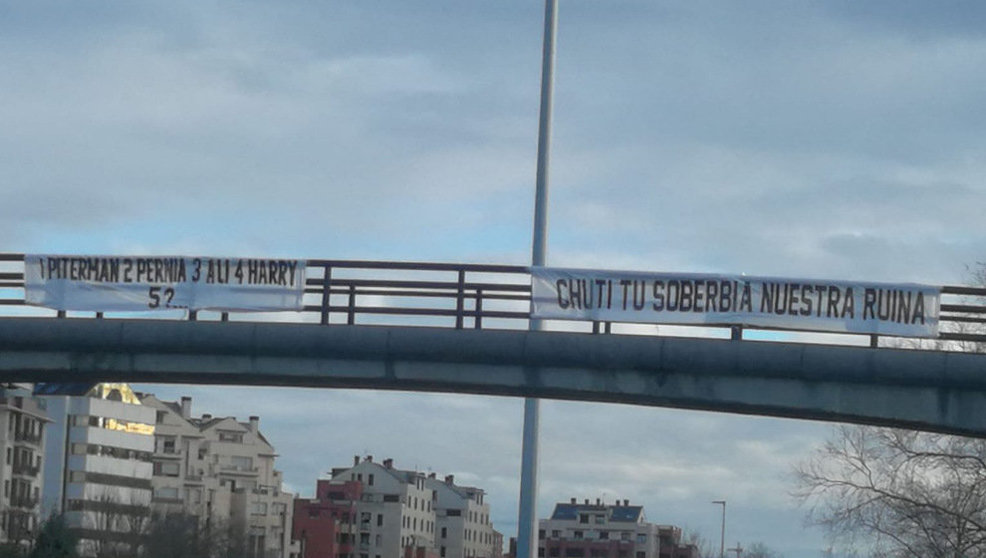 Pancartas colgadas en uno de los puentes de la Avenida de Cantabria