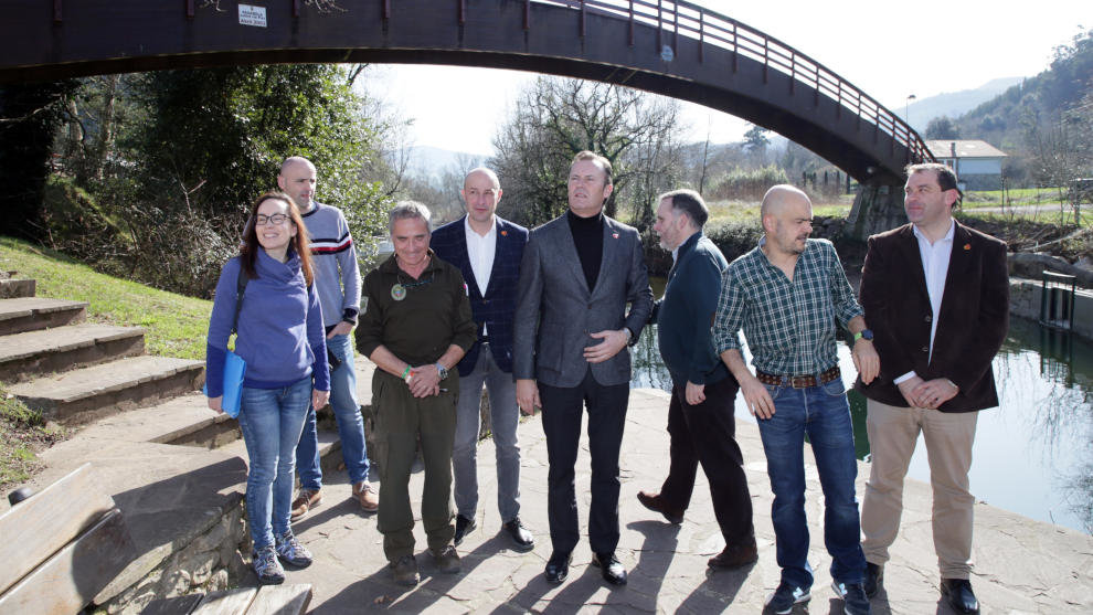 El Gobierno renueva la pasarela peatonal sobre el río Pas en Puente Viesgo