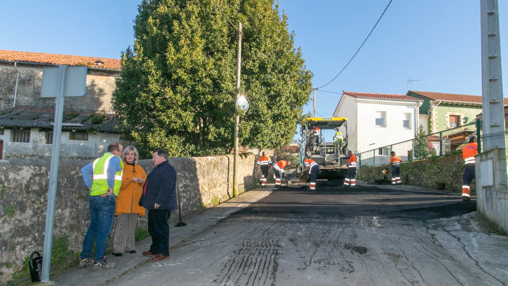 La alcaldesa de Polanco, Rosa Díaz Fernández, revisa los trabajos de asfaltado de caminos junto al concejal de Barrios, Fernando Sañudo Pérez