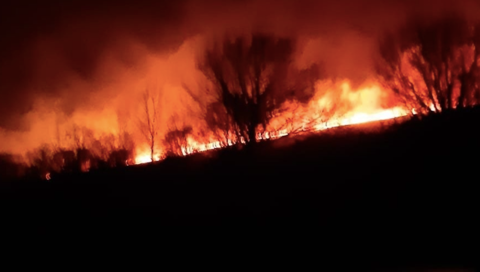 Incendio de esta noche en las cercanías de Suano, en Campoo de Suso