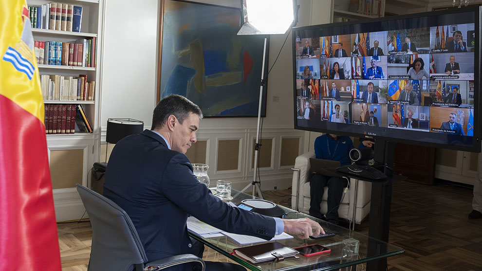 El presidente del Gobierno, Pedro Sánchez, en una reunión telemática con presidentes autonómicos