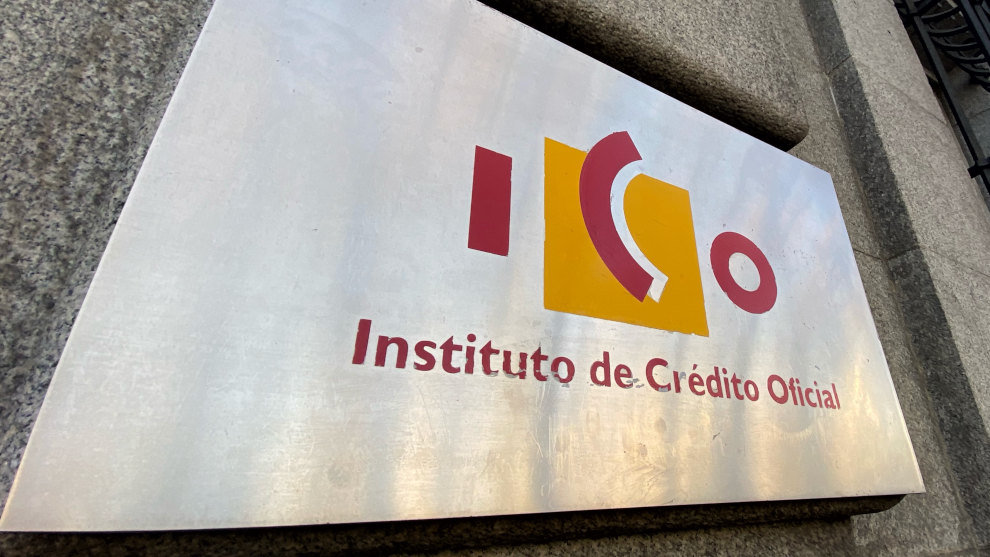 Placa con el logo del ICO (Instituto del Crédito Oficial)