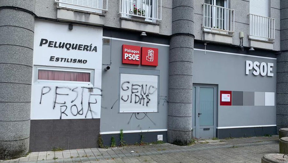 Sede del PSOE de Piélagos con las pintadas vandálicas