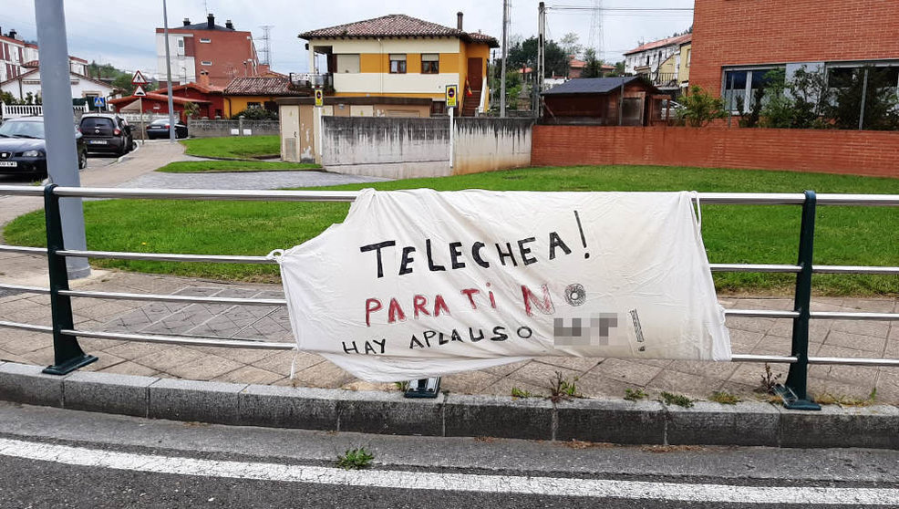 Pancarta colgada en Torrelavega contra el policía local