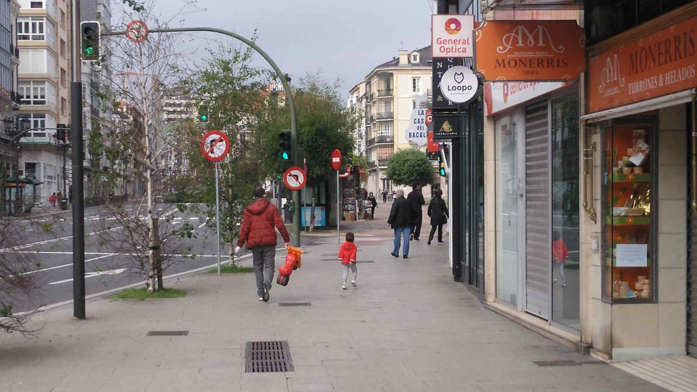 Niños paseando por Santander