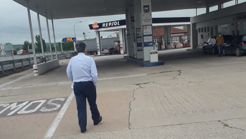 El presidente de Cantabria, Miguel Ángel Revilla, parando en una gasolinera de camino a Madrid | Foto: Twitter