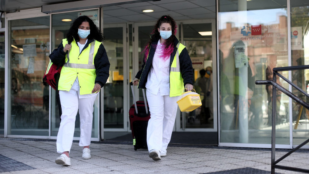 Una técnico sanitario y una enfermera salen del Centro de Salud Cerro del Aire en Majadahonda (Madrid) para realizar estudios de seroprevalencia en domicilios