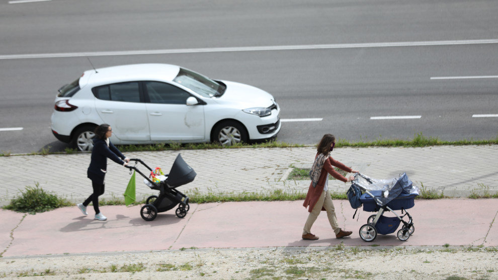 Dos mujeres pasean con sus bebés