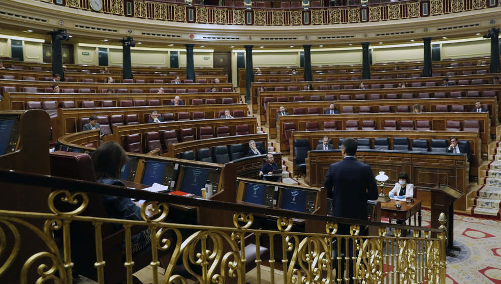 El presidente del Gobierno, Pedro Sánchez, interviene desde su escaño durante un pleno del Congreso