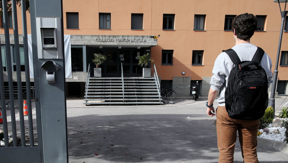 Un universitarios frente al Colegio Mayor Loyola, en Madrid