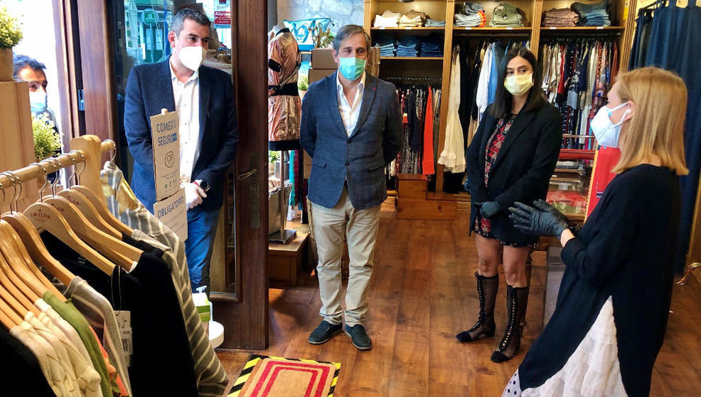 La directora de Comercio en una tienda de ropa en Santoña con el alcalde y el director general de Industria
