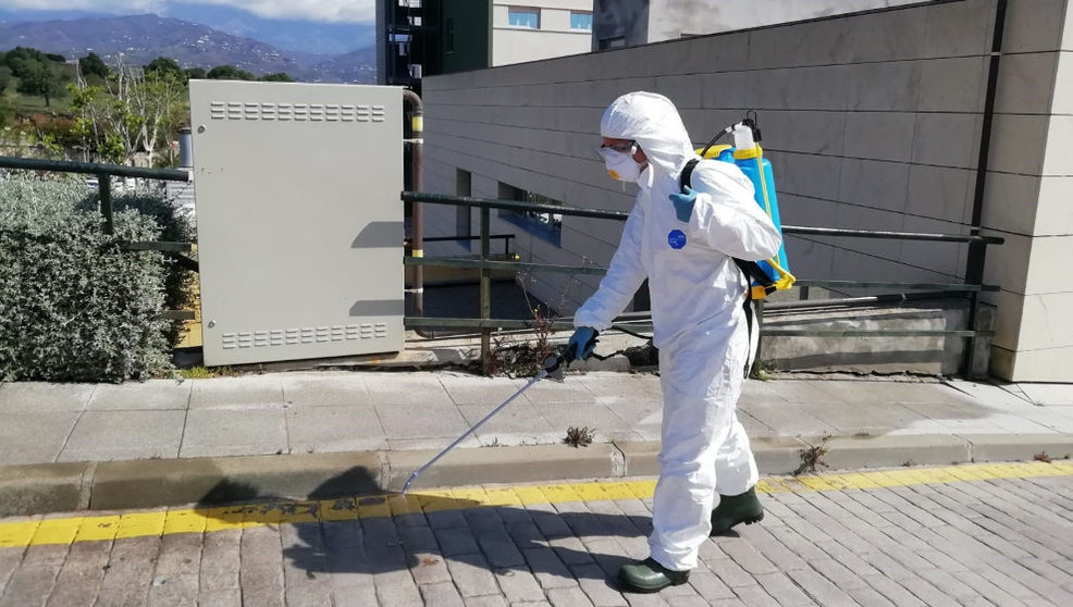 Bomberos pulverizan e instalan máquinas desinfectantes de ozono en el exterior de un hospital