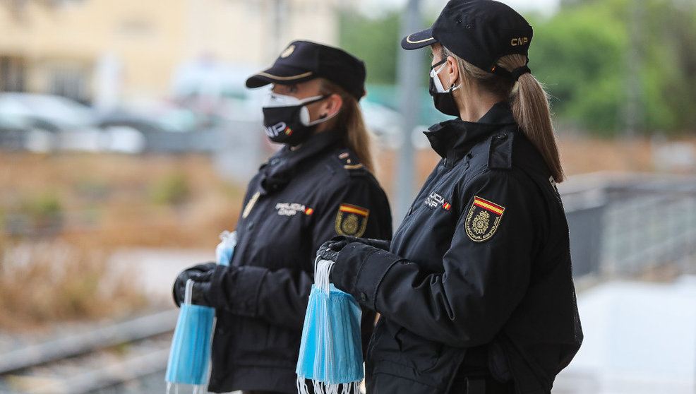 Policías nacionales se preparan para entregar mascarillas