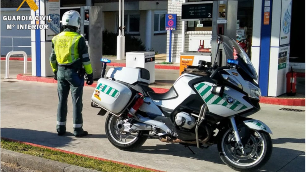 Guardia civil en la gasolinera