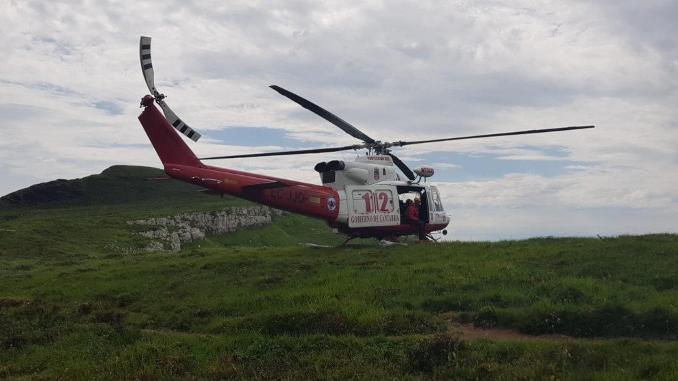 Helicóptero 112 rescata a senderistas desorientados en los collados del Asón