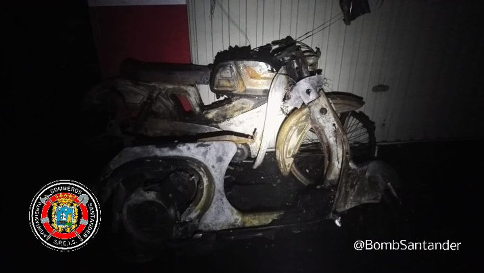 Una de las motos quemadas en el garaje