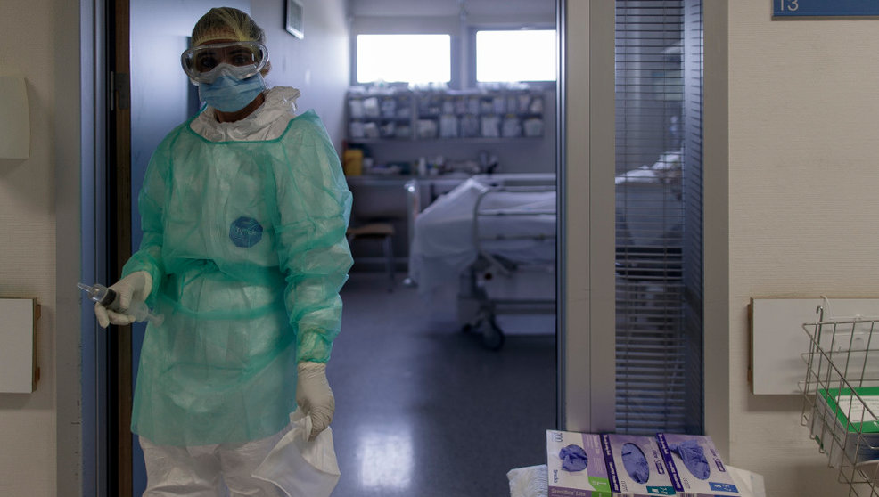 Un trabajador sanitario en la puerta de la habitación de un paciente ingresado en la Unidad de Cuidados Intensivos del Hospital Infanta Sofía en San Sebastián de los Reyes (Madrid)