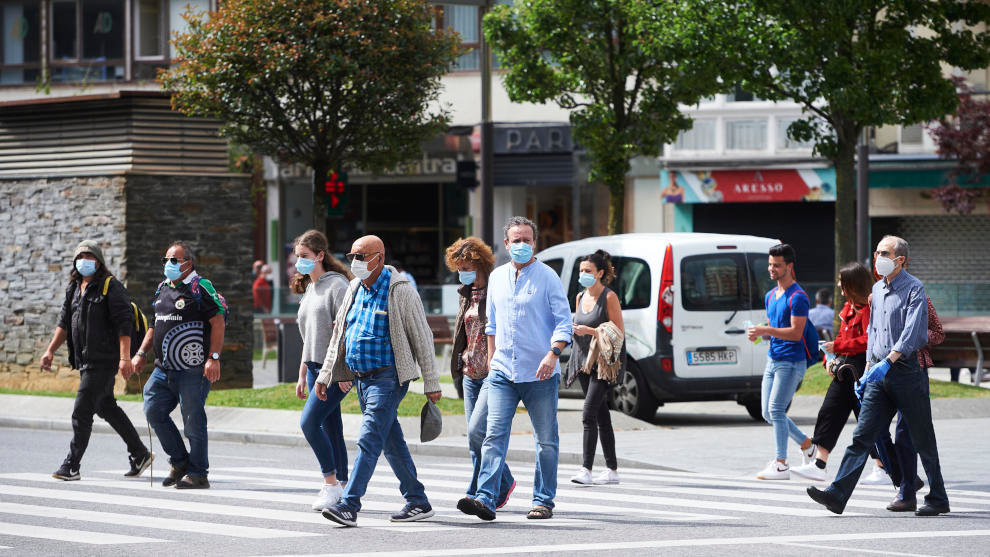 Transeúntes pasean por calles de Santander