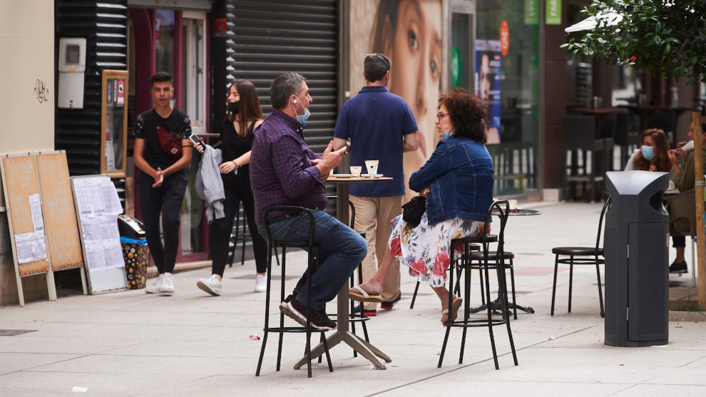 Dos personas disfrutan en una terraza de Santander