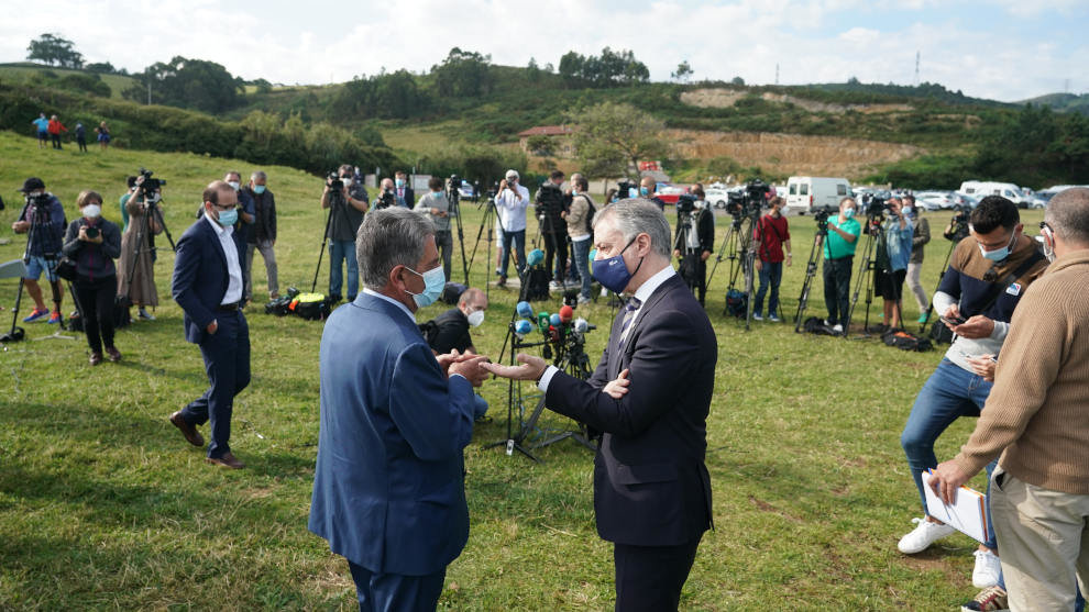 El presidente de Cantabria, Miguel Ángel Revilla (i) y el Lehendakari, Iñigo Urkullu (d), charlan durante su encuentro en el barrio de Kobaron de la localidad vizcaína de Muskiz
