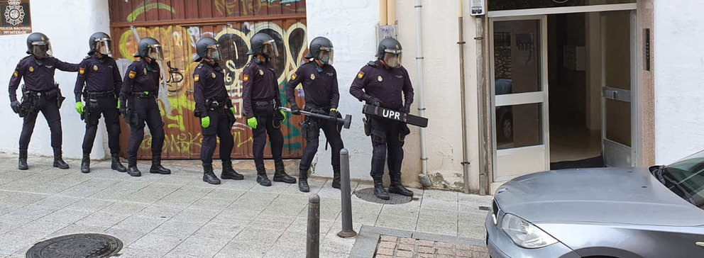 Intervención policial en el domicilio de los detenidos en Santander
