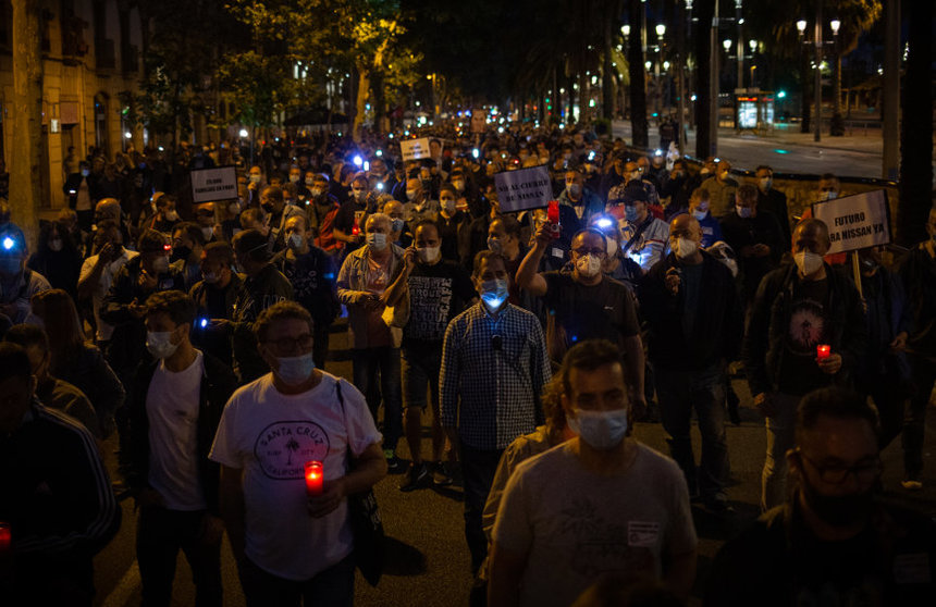 Los trabajadores de Nissan llevan a cabo una marcha nocturna por la ciudad de Barcelona