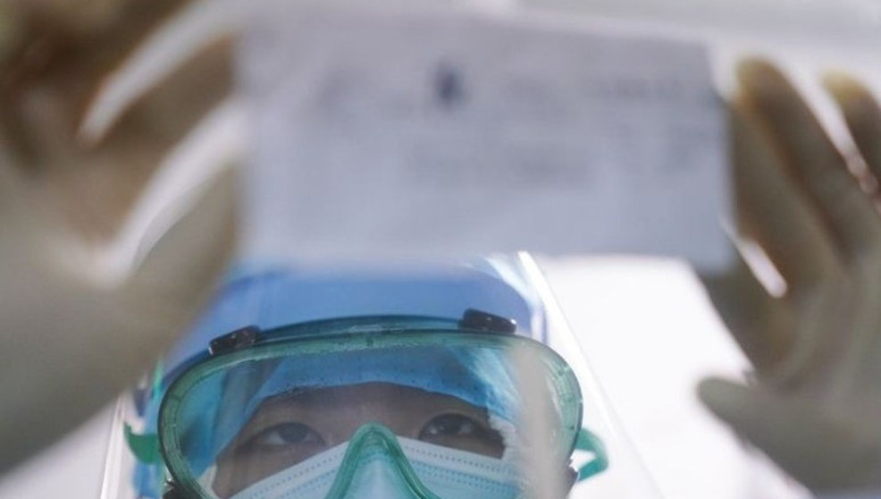 Una enfermera revisa la lista de tratamiento de un paciente pegada en la ventana del Hospital Municipal de Zhangzhou, provincia de Fujian, en el sudeste de China.