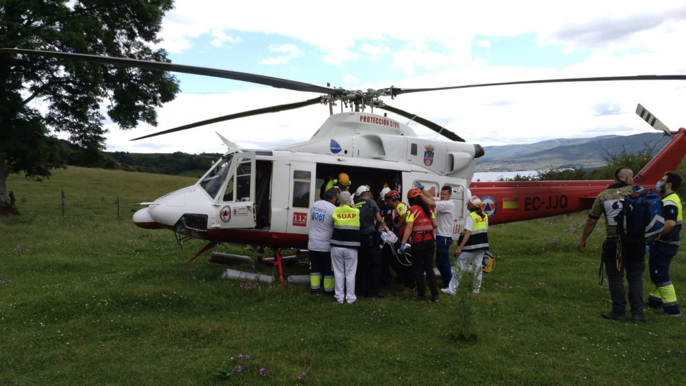 Helicóptero del Gobierno evacúa a una mujer grave tras caerse del caballo