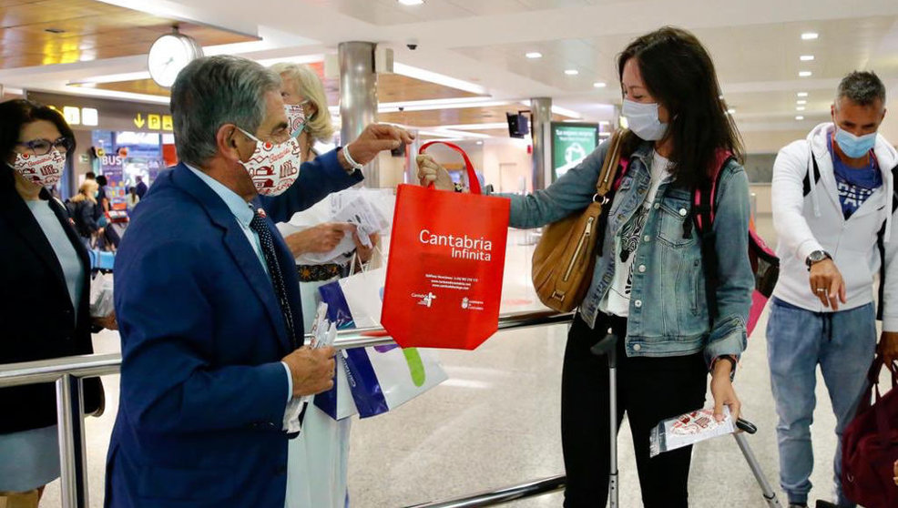 El presidente de Cantabria, Miguel Ángel Revilla, ha recibido a los pasajeros del Seve Ballesteros