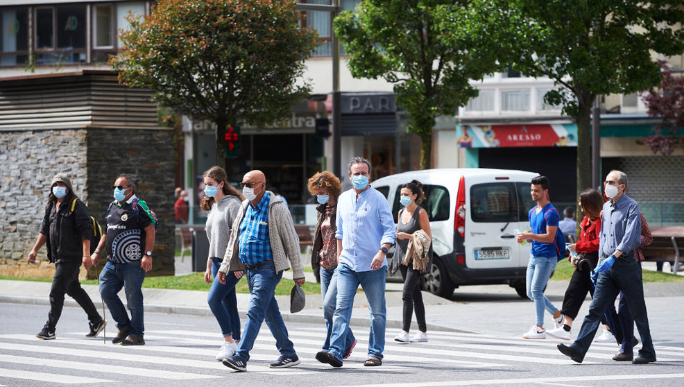 Transeúntes pasean por calles de Santander, Cantabria.