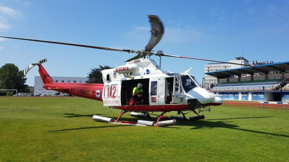 El helicóptero del Gobierno de Cantabria tras rescatar a dos senderistas enriscados en un pico de Liendo