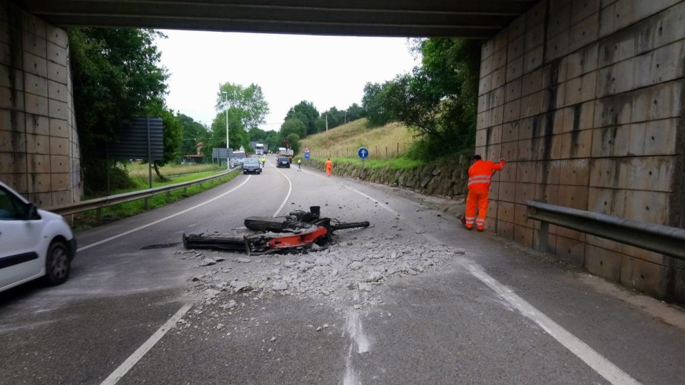 Carretera cortada al chocar la grúa de un camión con un puente
