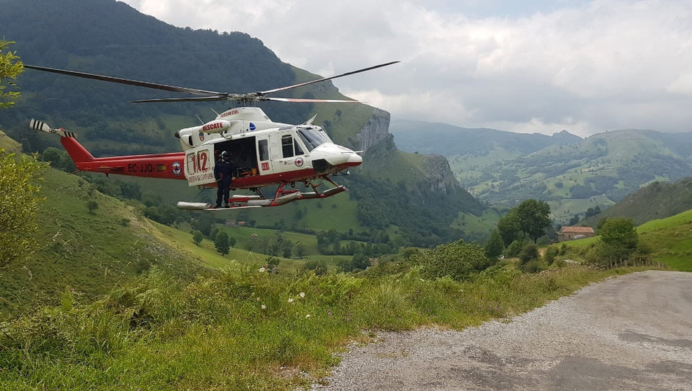 Helicóptero de rescate del ciclista en San Roque de Riomiera